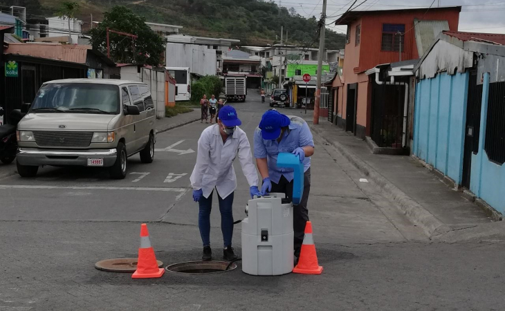La Dra. Carolina Santamaría, del INISA, junto a su grupo de investigación, analizará las aguas residuales de todo el país buscando la presencia del coronavirus SARS-CoV-2. Fuente: Laura Rodríguez, ODI-UCR.