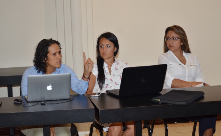 La doctora Marianela Cortés Muñoz, coordinadora de proinnova en compañía de otros asistentes a la reunión.